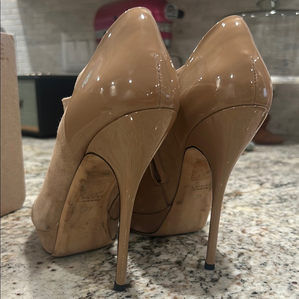 Gucci
Suede Pumps
Women's Size: 38 - Picture 4 of 5
